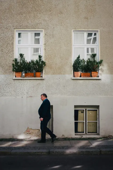 En fotgängare vid Berlins husfasader