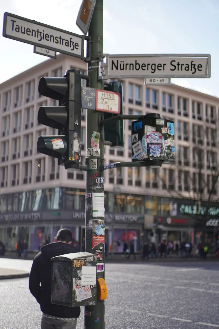 Gathörn med trafikljus i Berlin