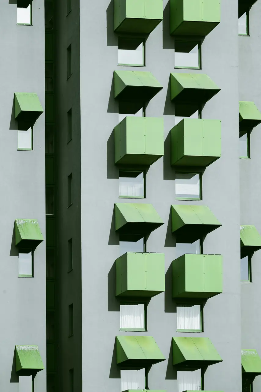 Kreuzberg Tower med gröna fasaddetaljer i Berlin