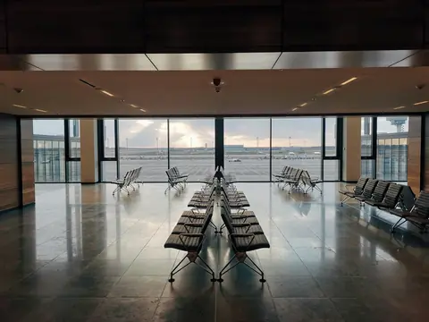 Vänthall med utsikt över flygplatsområdet på Berlin Brandenburg Airport