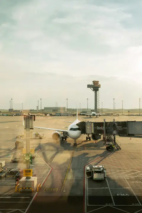 Flygplan vid en gate på Berlin Brandenburg Airport