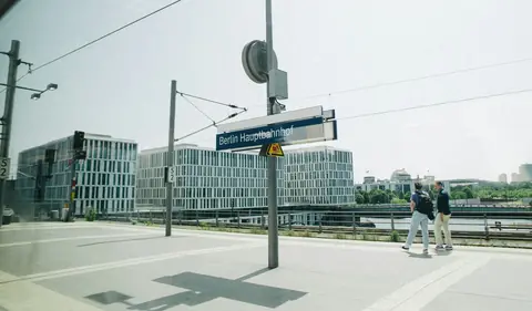 Resenärer på perrongen vid Berlin Hauptbahnhof