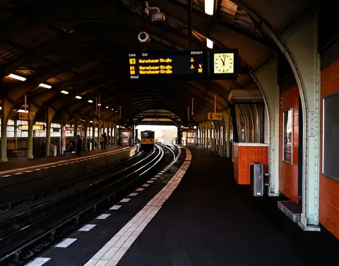 En tom perrong i Berlins tunnelbana