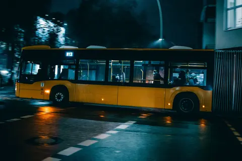 Gul buss på kvällen i Friedrichshain i Berlin