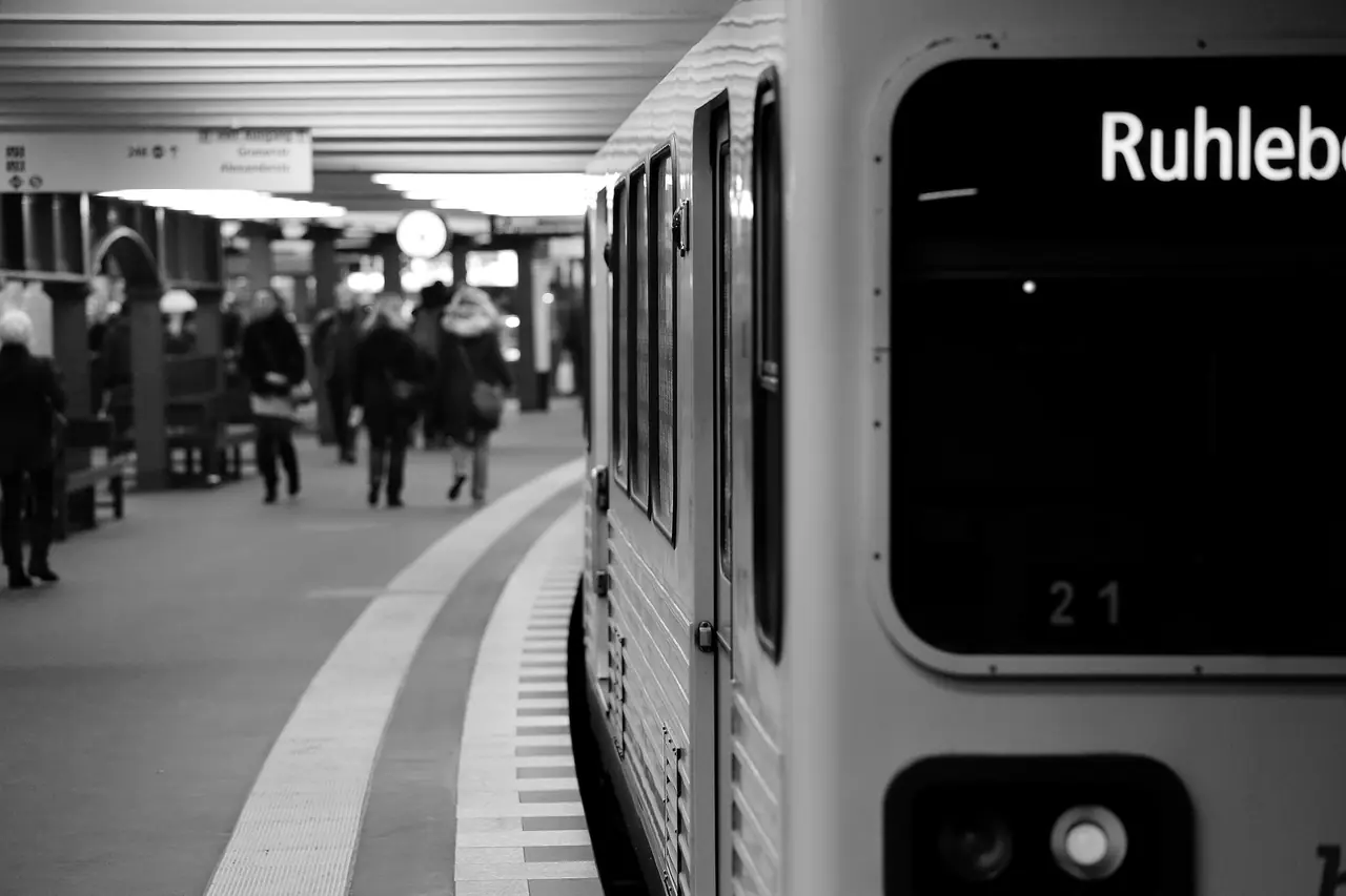 Tåg och resenärer på en perrong i Berlin