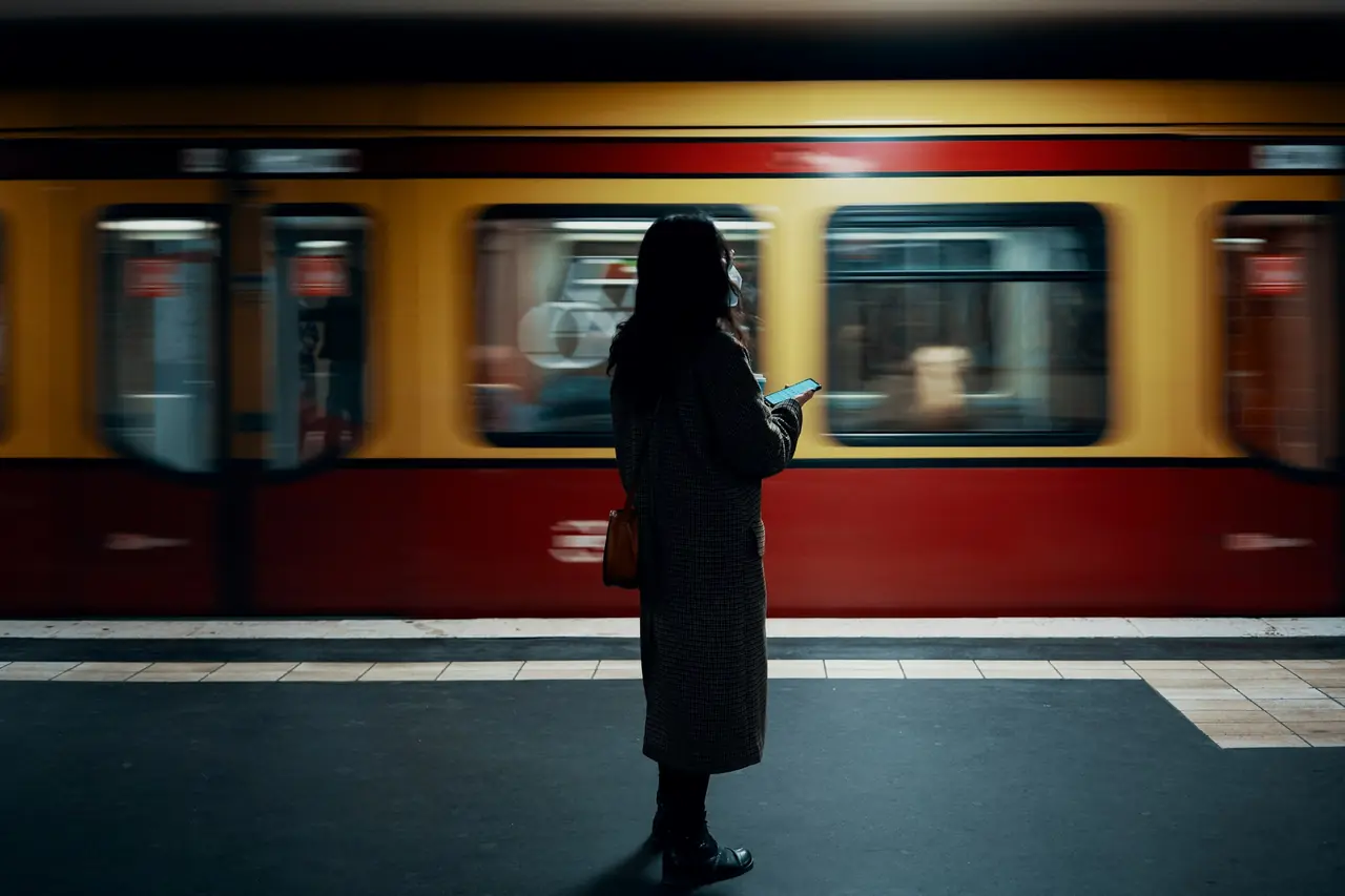 En resenär väntar på en perrong i Berlin