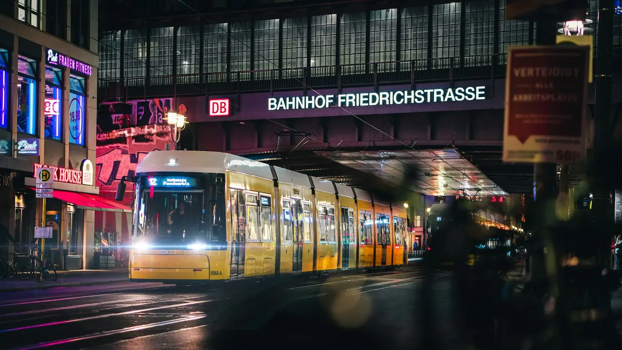 En gulvit spårvagn i Berlin