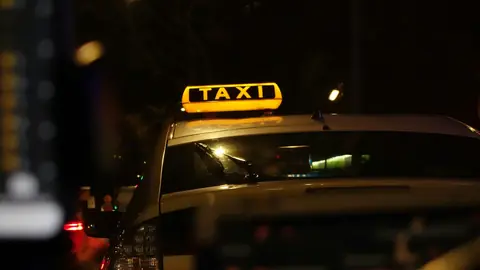 Taxi i Berlin på kvällen