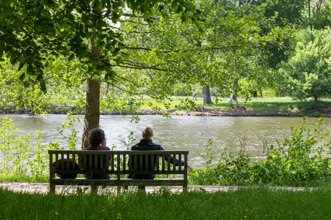 Bänkar vid vattnet vid Charlottenburgs slott