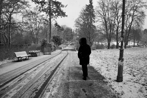 Snötäckt gångväg i Neukölln i Berlin