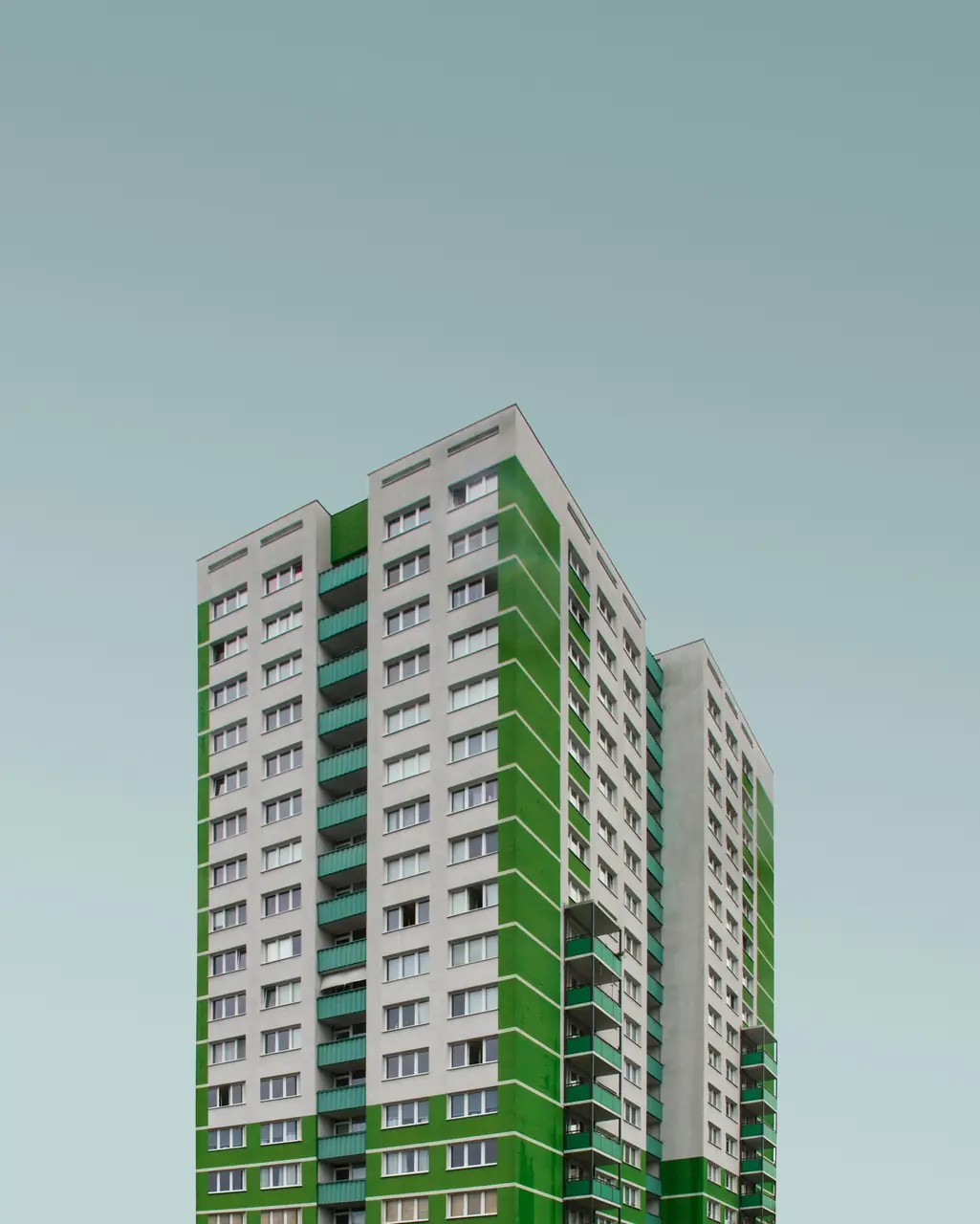 Grönvit höghusfasad i Marzahn