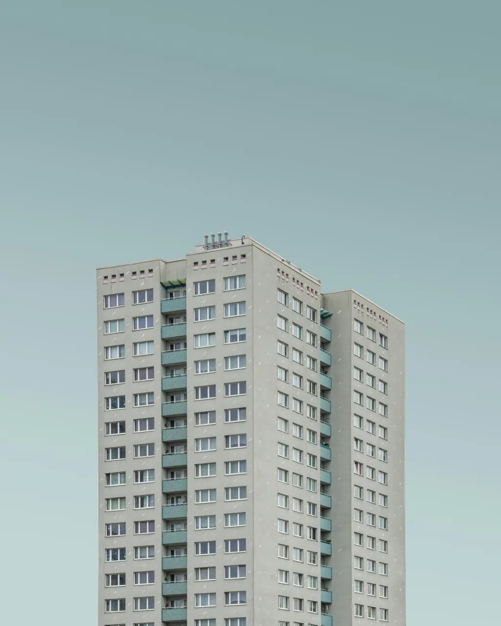 Ljus höghusfasad i Marzahn i Berlin