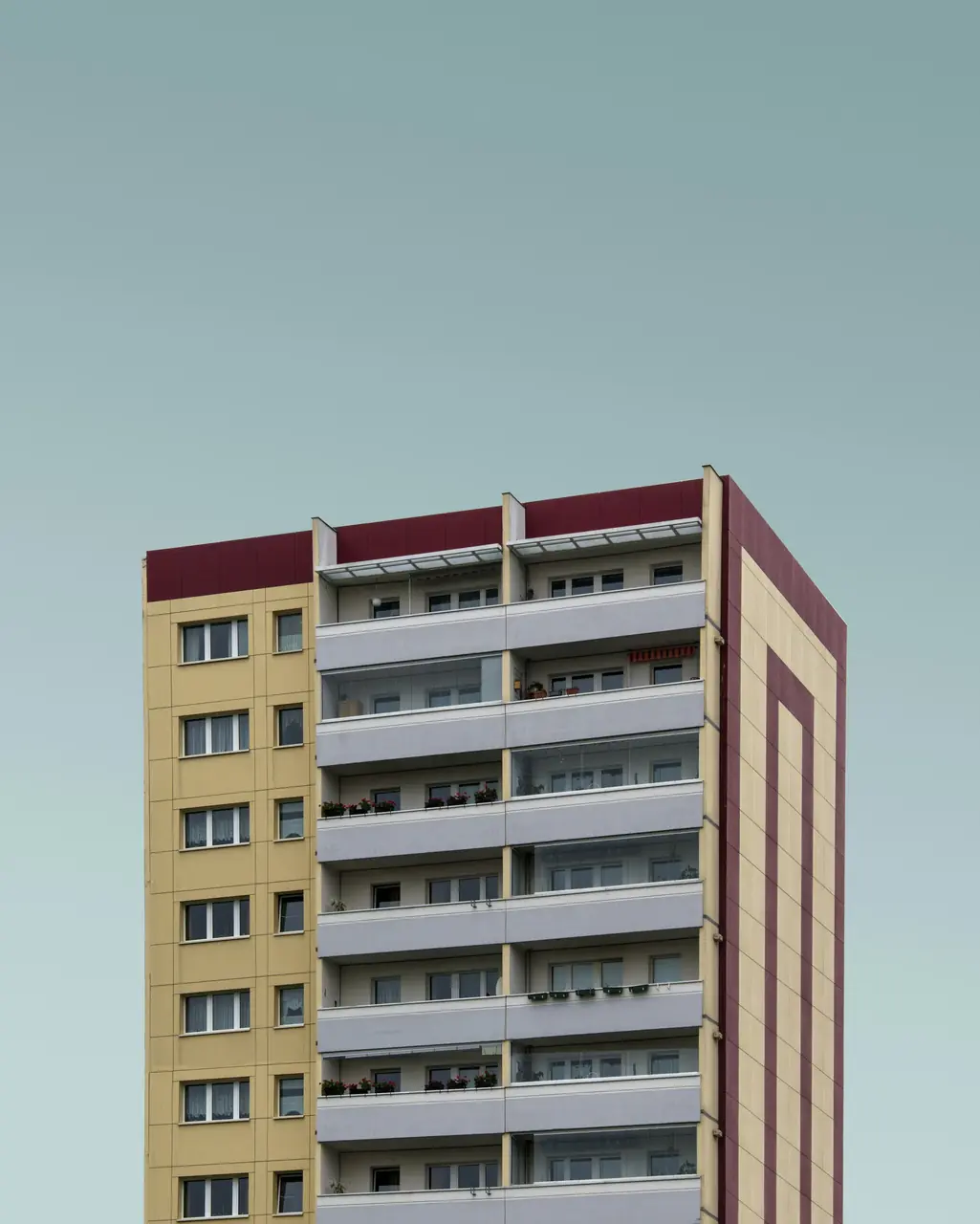 Höghus med gula detaljer i Marzahn