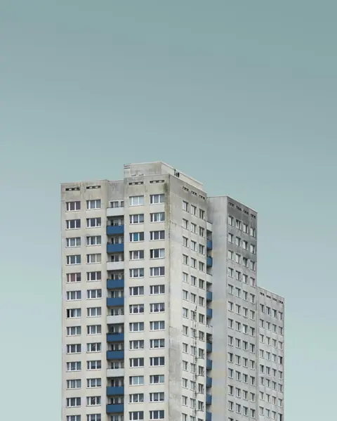 Geometrisk husfasad i Marzahn i Berlin