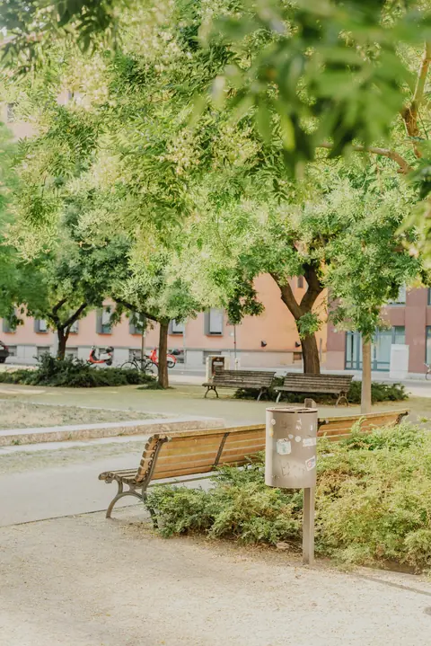 Parkbänkar och grönska i Berlin