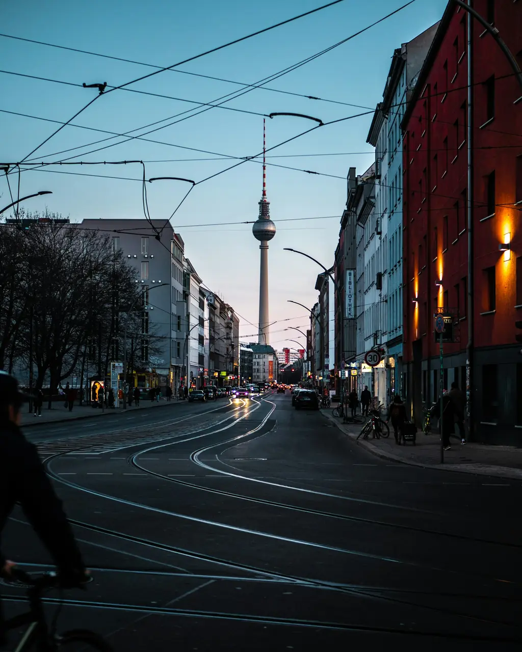 Gatuliv på kvällen i Berlin