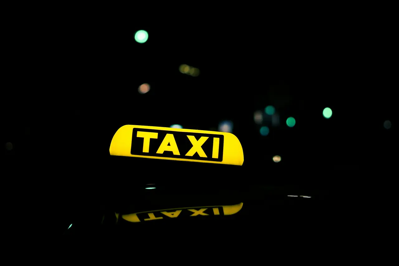 Taxiskylt i Berlin på kvällen
