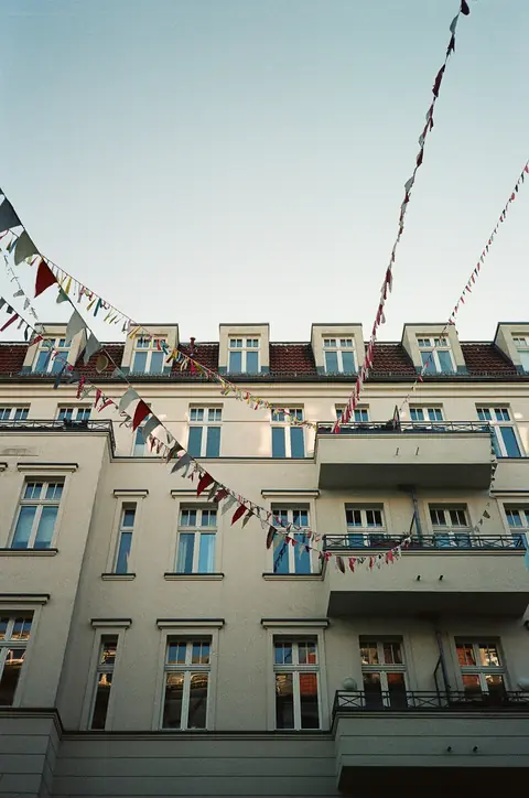 Husfasad med vimplar i Prenzlauer Berg i distriktet Pankow