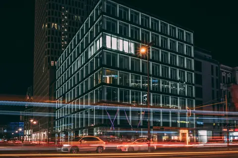 Modern glasbyggnad i Charlottenburg i Berlin