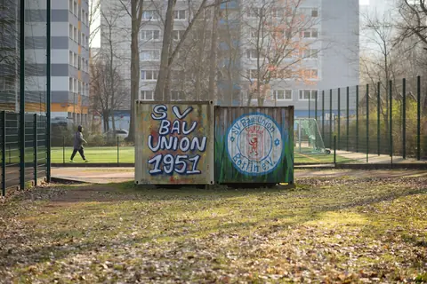 Containrar vid fotbollsklubben SV Bau-Union i Lichtenberg