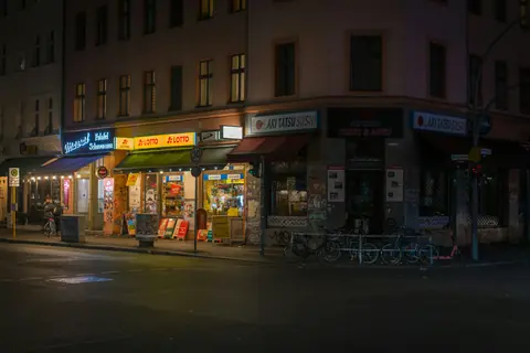 Gatuliv på kvällen i Kreuzberg i Berlin