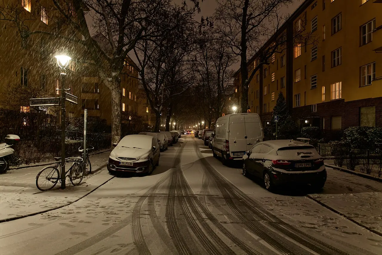 Ahrweilerstraße i Wilmersdorf en snöig natt.