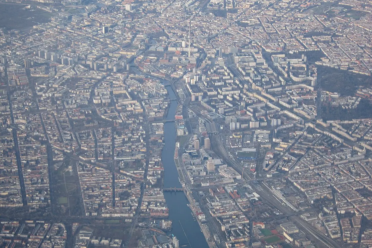 Flygvy över Spree från Alt-Treptow mot Mitte.