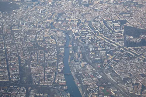 Flygvy över Spree från Alt-Treptow mot Mitte.