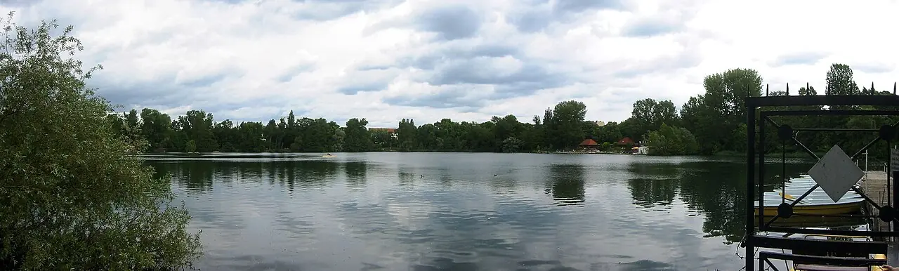 Panorama över Weißer See i stadsdelen Weißensee.