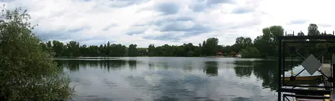 Panorama över Weißer See i stadsdelen Weißensee.