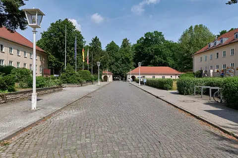 Infarten och portbyggnaderna vid Schloss Schönhausen i Niederschönhausen.