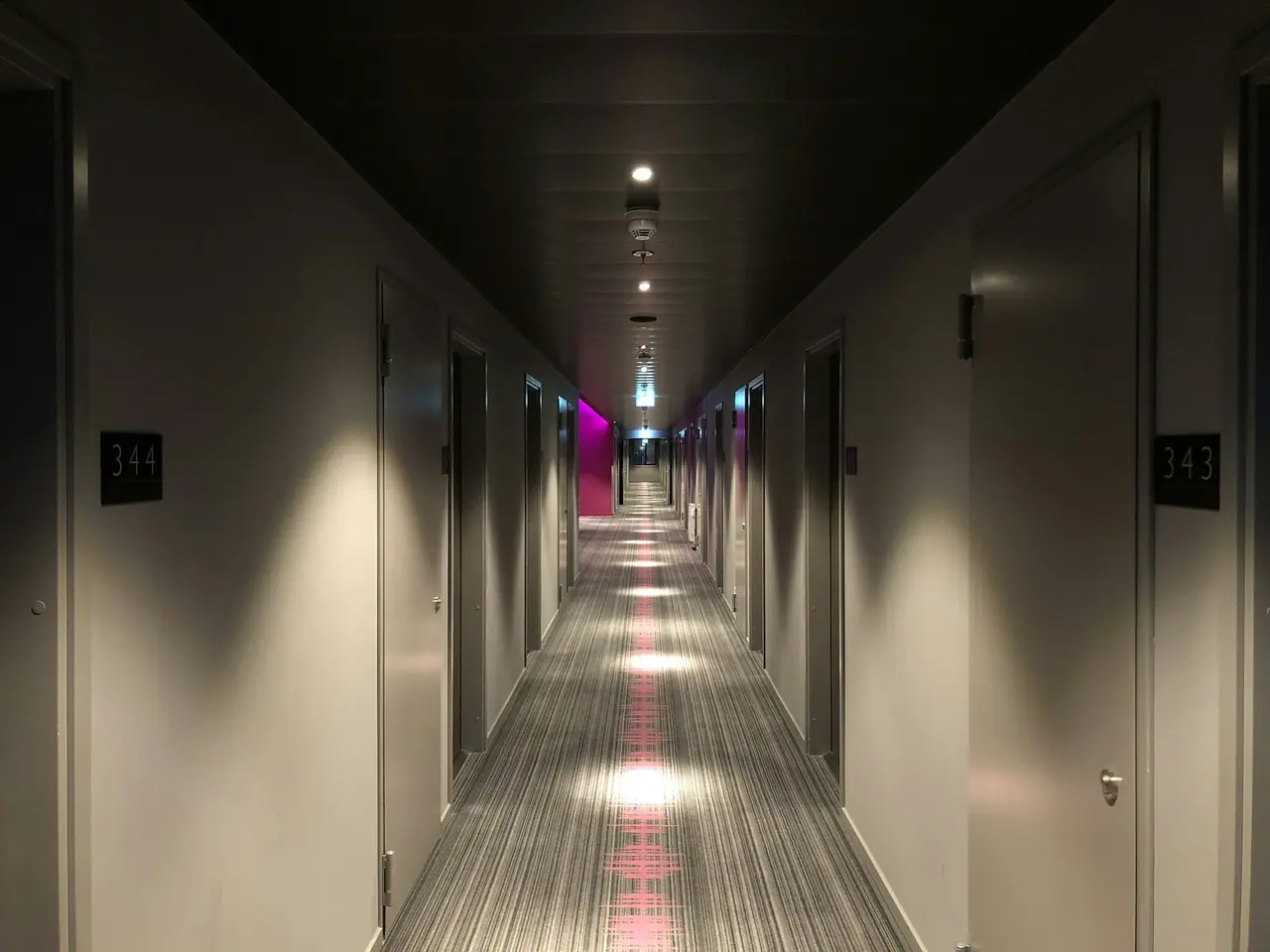 En korridor på Moxy Berlin Ostbahnhof Hotel.