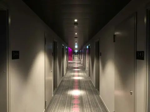 En korridor på Moxy Berlin Ostbahnhof Hotel.