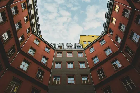 Ett flerbostadshus i Berlin, sett underifrån.