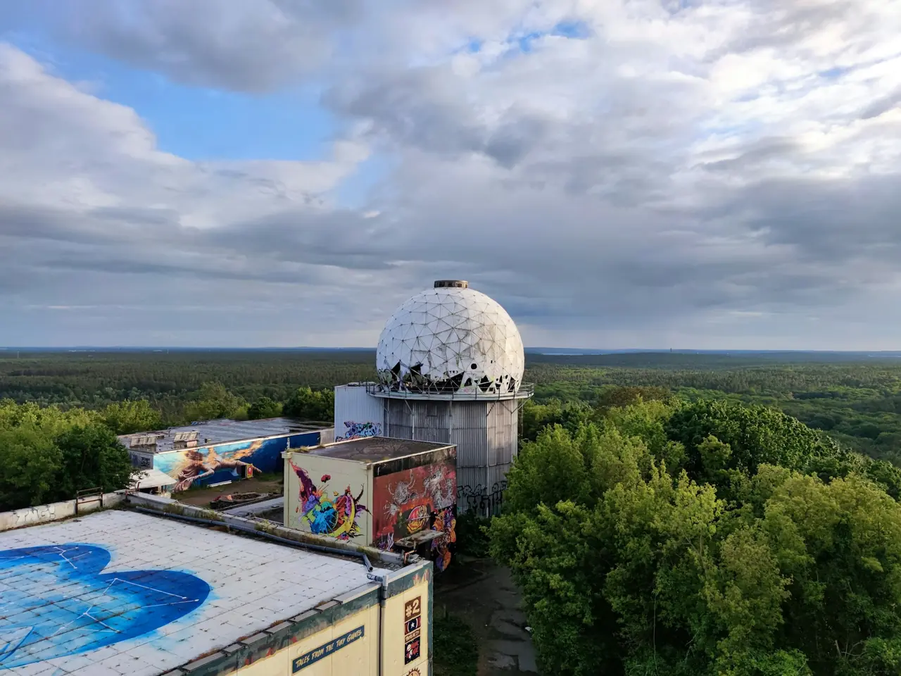 En radom vid den tidigare avlyssningsstationen på Teufelsberg i Berlin.