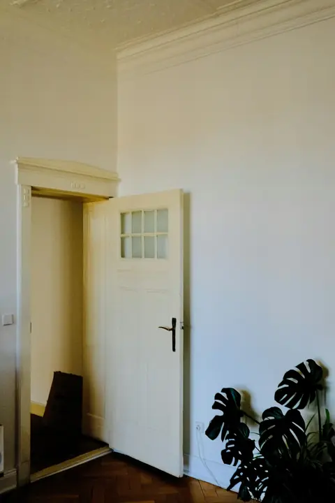 En öppen dörr i en Berlinlägenhet.