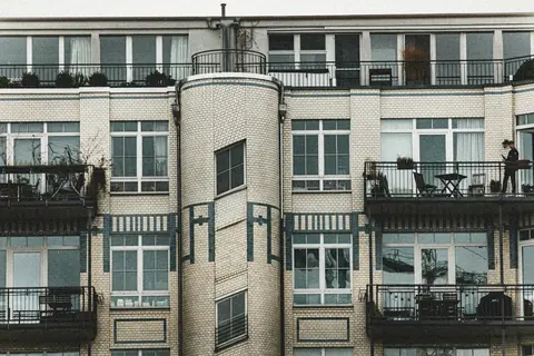 Flerbostadshus med balkonger i Berlin.
