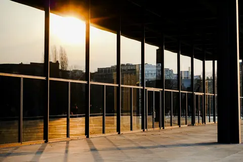 Ljus och glasarkitektur i Neue Nationalgalerie i Berlin.