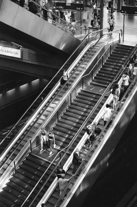 Resenärer i en rulltrappa på Berlin Hauptbahnhof.