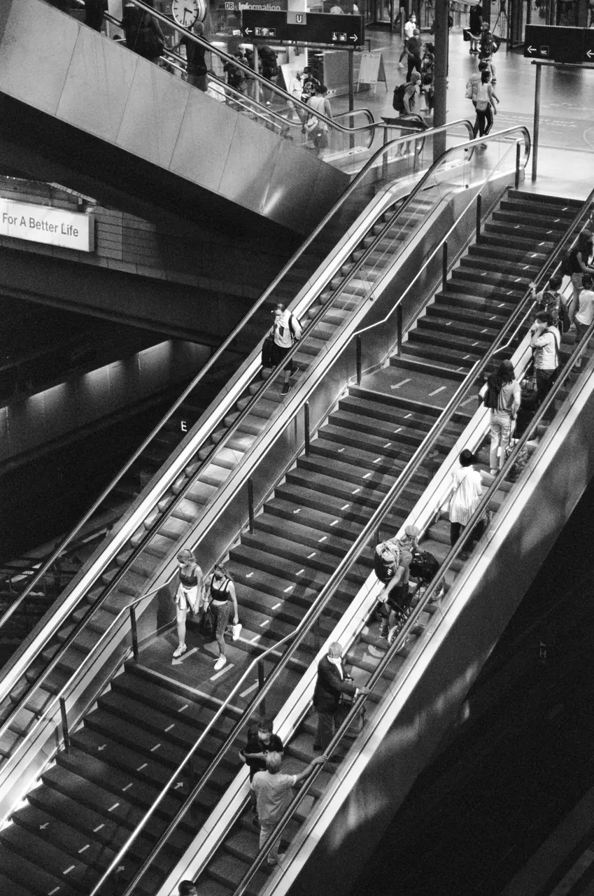 Resenärer i en rulltrappa på Berlin Hauptbahnhof.