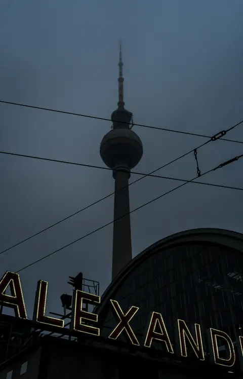 Alexanderplatz och tv-tornet i skymningen.