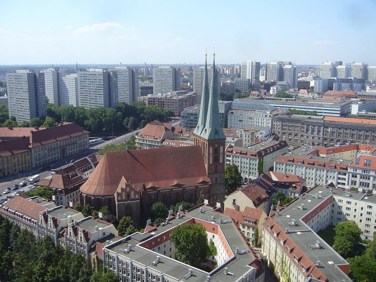 Nikolaikirche och Nikolaiviertel, sedda från rådhustornet.
