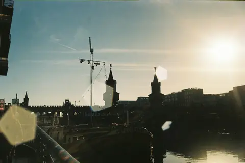 Oberbaumbrücke och Spree vid solnedgången.