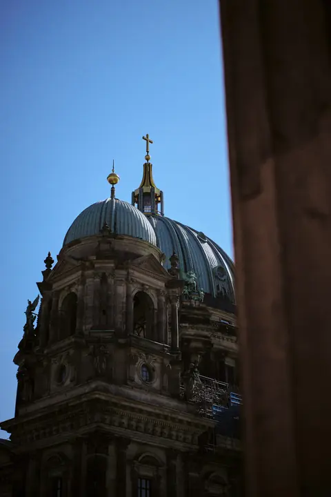 Berliner Doms kupol med korset högst upp.
