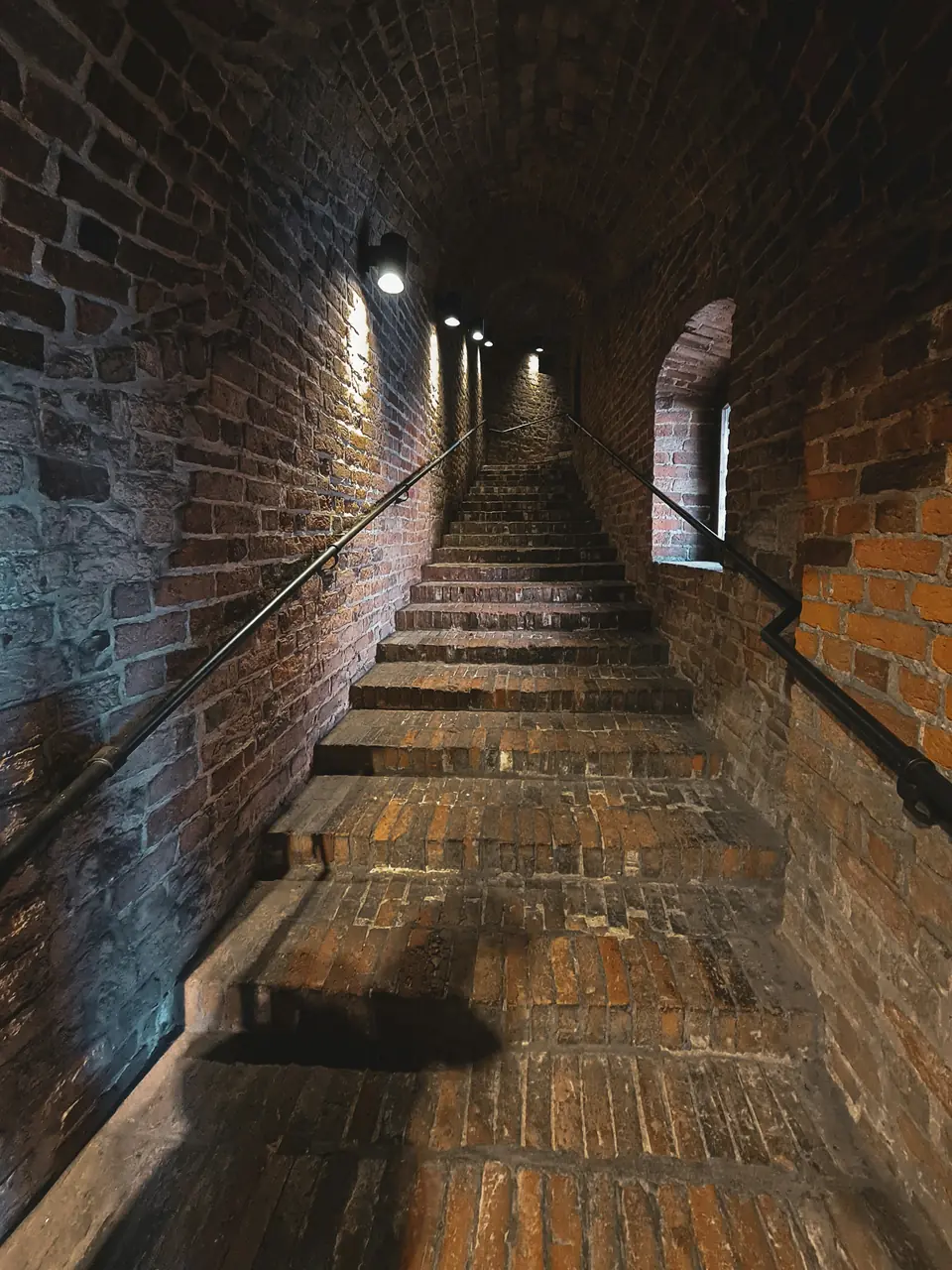 En tegeltrappa inne i Zitadelle Spandau.
