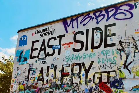Besökare vid East Side Gallery i Berlin.
