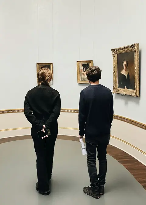 Besökare i Alte Nationalgalerie i Berlin.