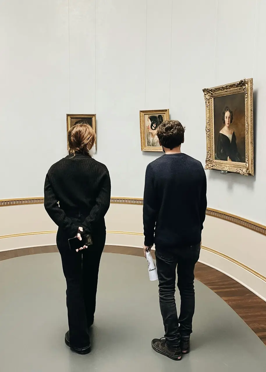Besökare i Alte Nationalgalerie i Berlin.