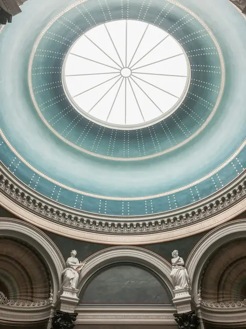 Arkitektur och ljus vid Alte Nationalgalerie.