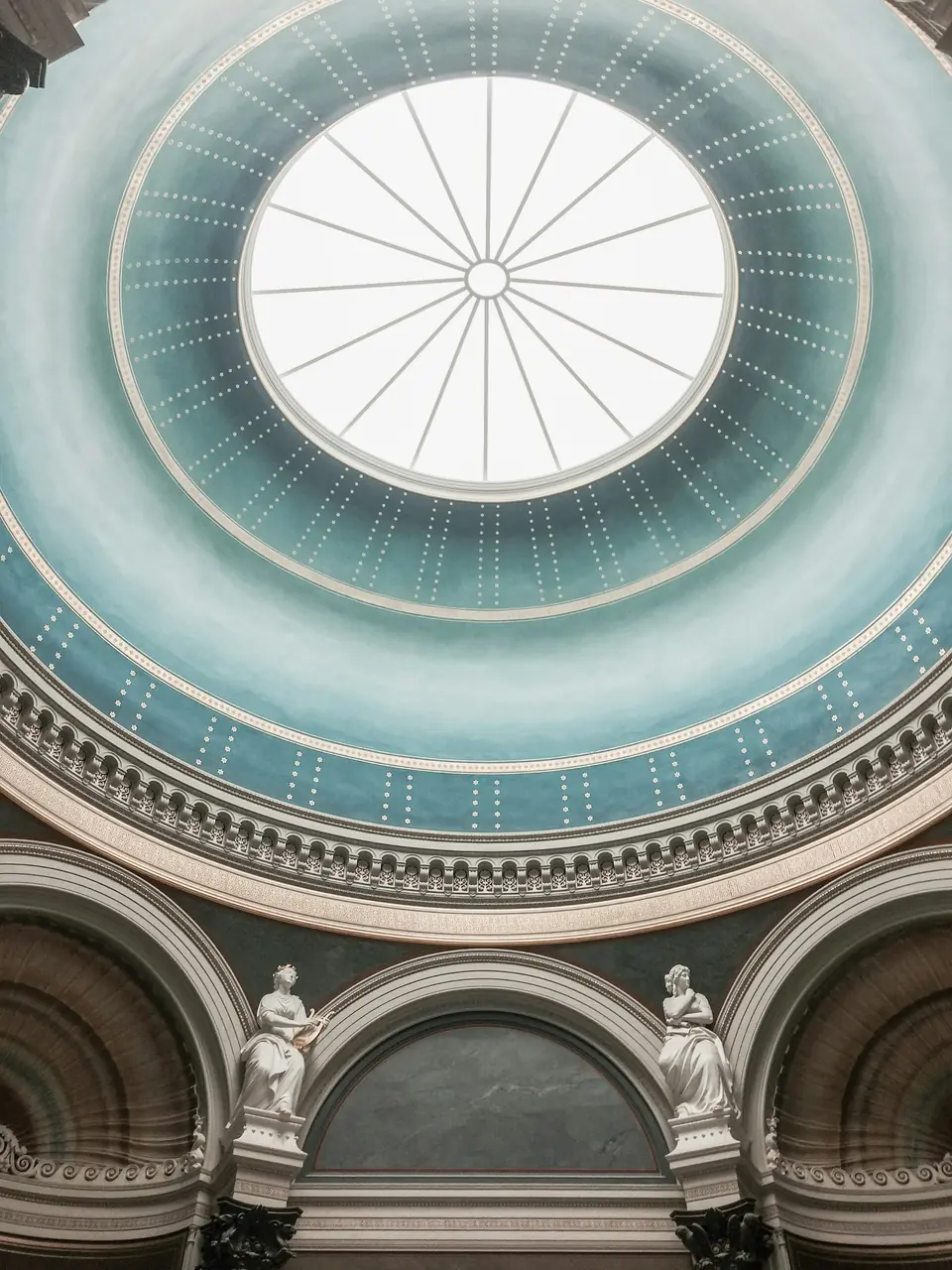 Arkitektur och ljus vid Alte Nationalgalerie.
